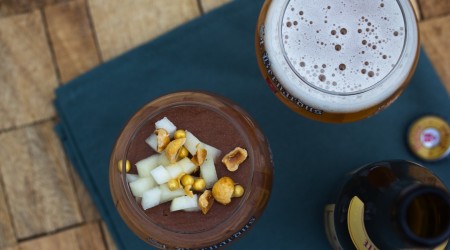 Chocomousse van Watou Tripel met peer en hazelnoot