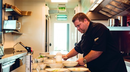 Varkenswangetjes met Abt 12, frietjes en verse mayonaise